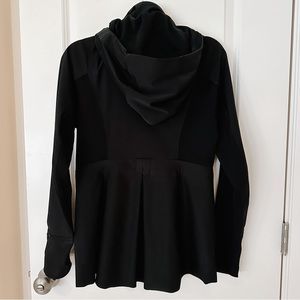 Lululemon athletica pleated (in back) water repellent jacket size 8